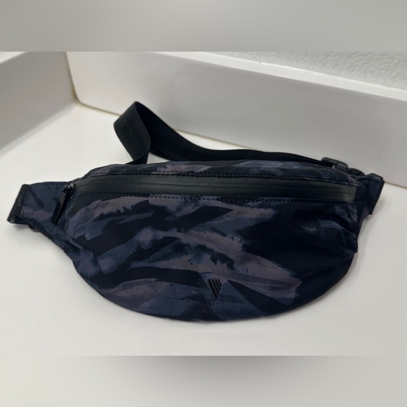 Victoria's Secret Handbags - Victorias Secret SPORT Belt Bag
Fanny Pack Waist Bag Nylon Black
Bluish Gray